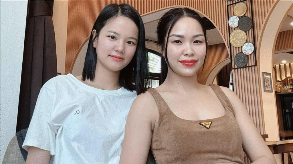 Chị em gái là những người bạn thân thiết từ thuở nhỏ, cùng nhau chia sẻ niềm vui, nỗi buồn và những bí mật thầm kín. Dù đôi khi hờn dỗi, cãi vã, nhưng tình cảm chị em vẫn luôn gắn bó, yêu thương nhau vô điều kiện, là chốn bình yên nhất khi trở về.